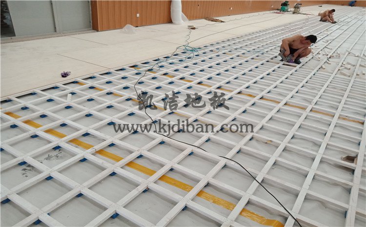 山東鄒城*一中學(xué)孟子湖校區(qū)學(xué)校體育館木地板項(xiàng)目——?jiǎng)P潔地板