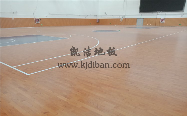 山東鄒城*一中學(xué)孟子湖校區(qū)學(xué)校體育館木地板項(xiàng)目——?jiǎng)P潔地板